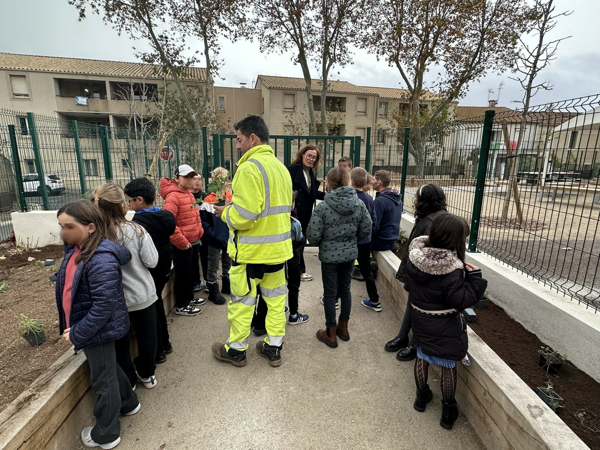 Lire la suite à propos de l’article 𝗦𝗖𝗢𝗟𝗔𝗜𝗥𝗘 I 𝑳𝒆𝒔 𝒆𝒏𝒇𝒂𝒏𝒕𝒔 𝒑𝒂𝒓𝒕𝒊𝒄𝒊𝒑𝒆𝒏𝒕 𝒂𝒖𝒙 𝒑𝒍𝒂𝒏𝒕𝒂𝒕𝒊𝒐𝒏𝒔 𝒅𝒂𝒏𝒔 𝒍𝒆𝒖𝒓𝒔 𝒄𝒐𝒖𝒓𝒔 𝒅’é𝒄𝒐𝒍𝒆