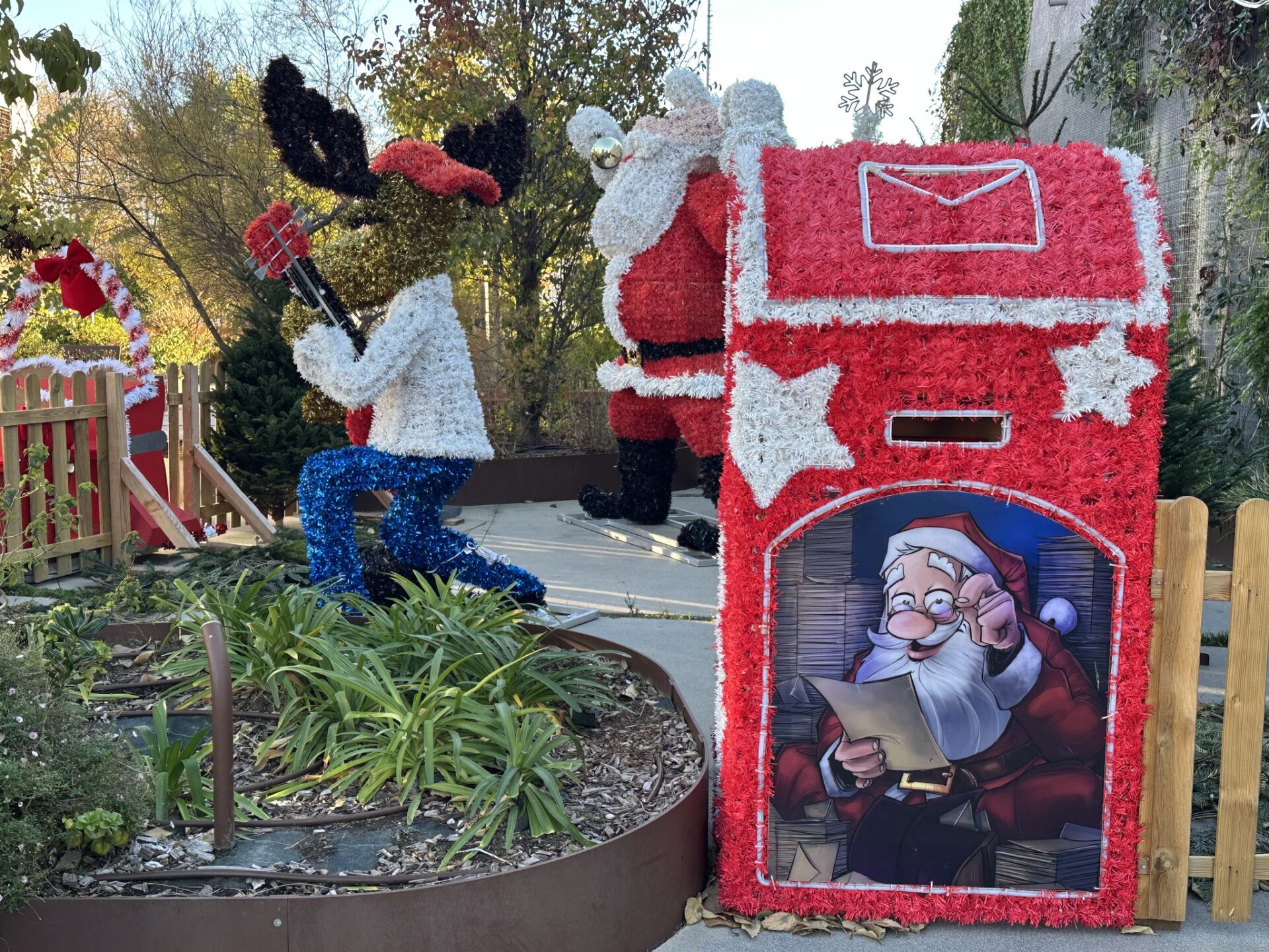 Lire la suite à propos de l’article 𝗡𝗼ë𝗹 à 𝗣𝗢𝗥𝗧𝗜𝗥𝗔𝗚𝗡𝗘𝗦 I 𝑳𝒂 𝒃𝒐î𝒕𝒆 𝒂𝒖𝒙 𝒍𝒆𝒕𝒕𝒓𝒆𝒔 𝒅𝒖 𝑷è𝒓𝒆 𝑵𝒐ë𝒍 𝒆𝒔𝒕 𝒅𝒆 𝒓𝒆𝒕𝒐𝒖𝒓 𝒄𝒆 𝒍𝒖𝒏𝒅𝒊 𝟭𝗲𝗿 𝗱𝗲́𝗰𝗲𝗺𝗯𝗿𝗲 !