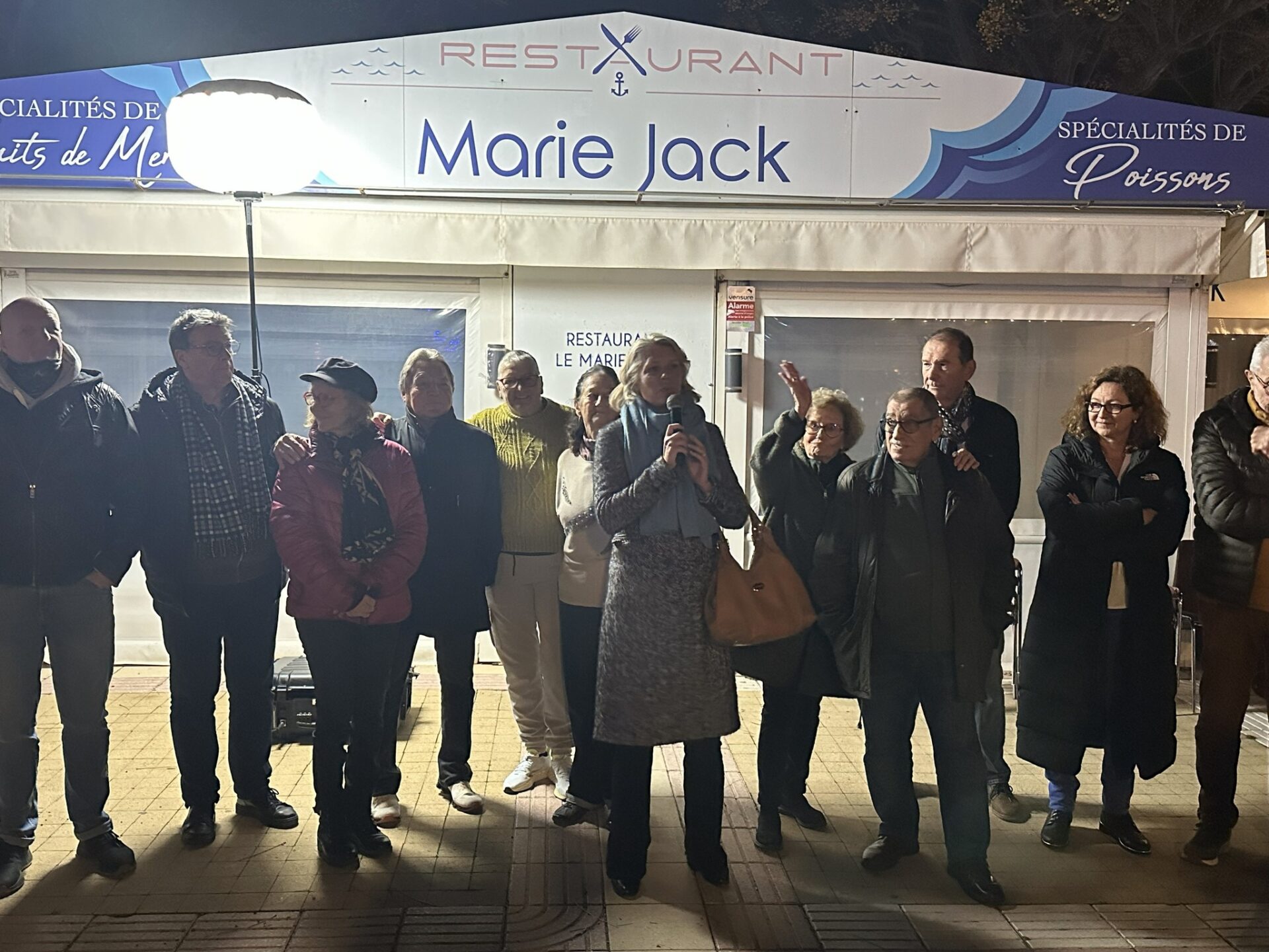 You are currently viewing 𝗡𝗼ë𝗹 à 𝗣𝗢𝗥𝗧𝗜𝗥𝗔𝗚𝗡𝗘𝗦 I décoration du grand sapin de Portiragnes Plage